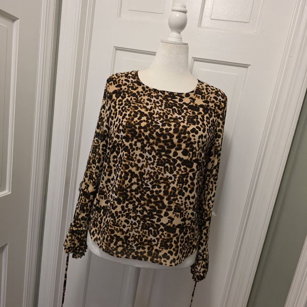 NWOT Rose & Olive Leopard Print Blouse Beige & Black Size Large, Pleated Cuffs